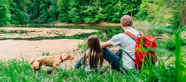 Padre Hija Con Perro Sentado Junto Lago Disfrutando Naturaleza — Foto de Stock