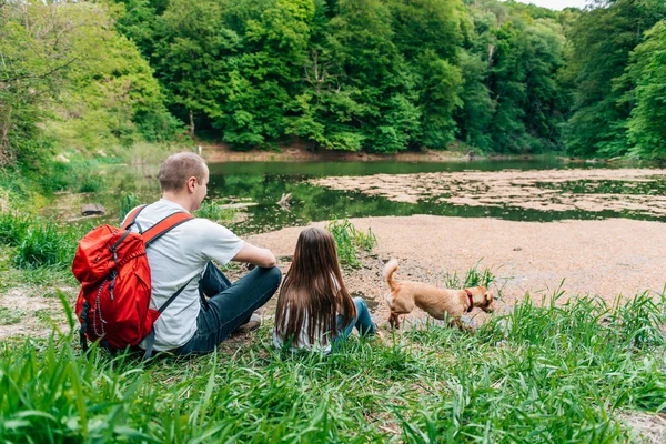 Pai Filha Com Cão Sentado Junto Lago Desfrutando Natureza — Fotografia de Stock