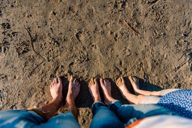 Sahilde duran aile bacaklar