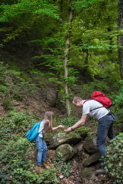 Vater Und Tochter Beim Händewaschen Bergfrühling — Stockfoto
