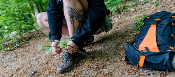 Άνθρωπος Πεταλούδα Τατουάζ Δέσιμο Κορδονιών Στην Πλαγιά Δίπλα Του Είναι — Φωτογραφία Αρχείου