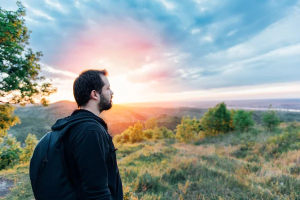 Homme Barbe Profitant Coucher Soleil Montagne — Photo