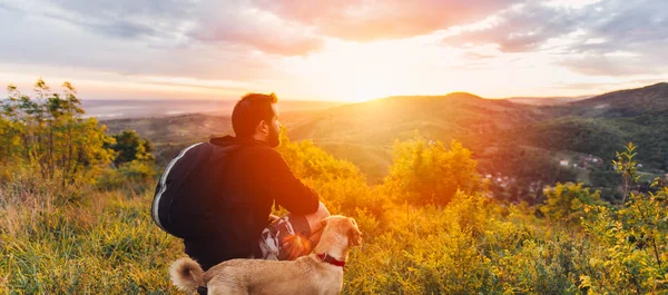 Sakal Dağ Günbatımı Zevk Küçük Sarı Köpeği Olan Adam — Stok fotoğraf