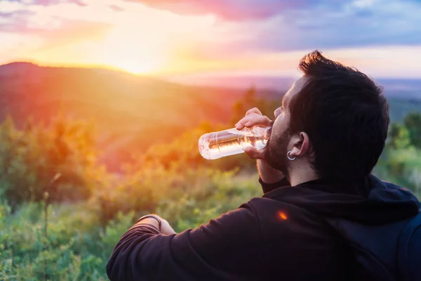 Homme Avec Barbe Eau Potable Bouteille Plastique Profiter Coucher Soleil — Photo