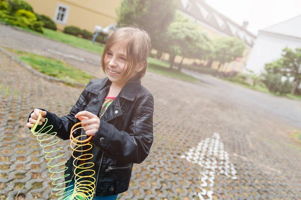 Menina Jaqueta Couro Preto Sorrindo Brincando Com Brinquedo Colorido Primavera — Fotografia de Stock