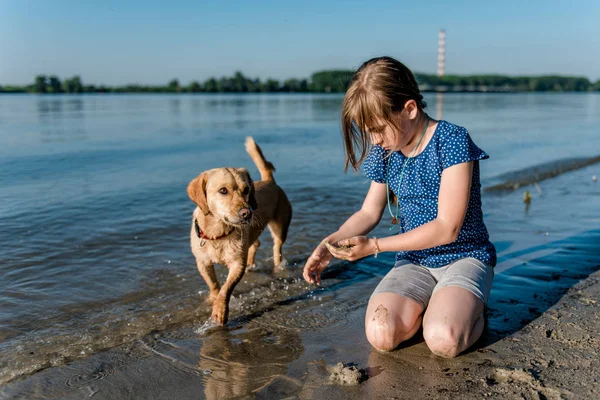 Meisje Blauw Shirt Langs Het Strand Met Hond — Stockfoto