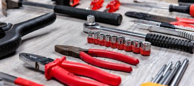 Çeşitli inşaat, DIY el aletleri knolling organizasyon bir rustik ahşap masa, masa ya da tezgah üzerinde yatıyor. 