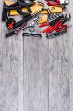 Çeşitli inşaat, DIY el aletleri knolling organizasyon bir rustik ahşap masa, masa ya da tezgah üzerinde yatıyor. 