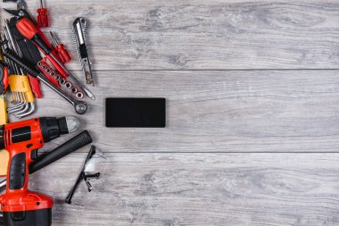 Çeşitli inşaat, DIY el aletleri knolling organizasyon bir rustik ahşap masa, masa ya da tezgah üzerinde yatıyor. 
