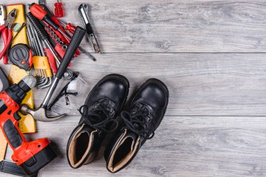 Çeşitli inşaat, DIY el aletleri knolling organizasyon bir rustik ahşap masa, masa ya da tezgah üzerinde yatıyor. 