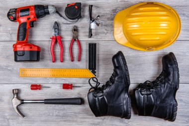 Çeşitli inşaat, DIY el aletleri knolling organizasyon bir rustik ahşap masa, masa ya da tezgah üzerinde yatıyor.