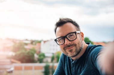 Portreni yapmak gözlüklü adam