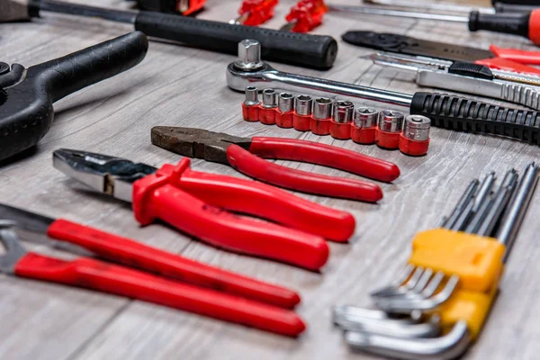 Çeşitli inşaat, DIY el aletleri knolling organizasyon bir rustik ahşap masa, masa ya da tezgah üzerinde yatıyor. 