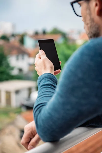 Mann Blauem Hemd Steht Auf Terrasse Und Benutzt Smartphone — Stockfoto