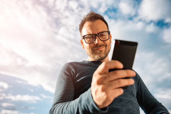 Mann Mit Brille Mit Smartphone Freien Trägt Blaues Hemd — Stockfoto