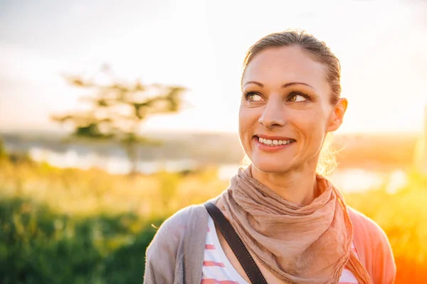 Vrouw Die Lacht Buiten Poseren Een Weide Tijdens Zonsondergang — Stockfoto