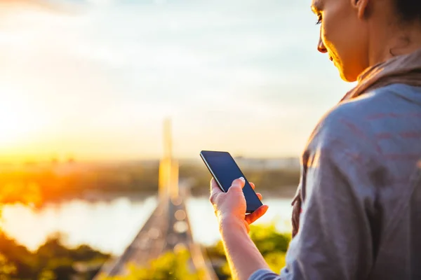 Frau Benutzt Smartphone Bei Sonnenuntergang — Stockfoto