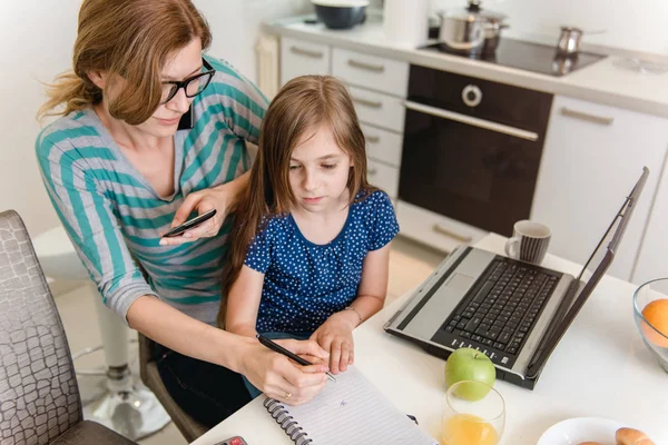 Mather Trabajando Casa Cocina Con Hija — Foto de Stock