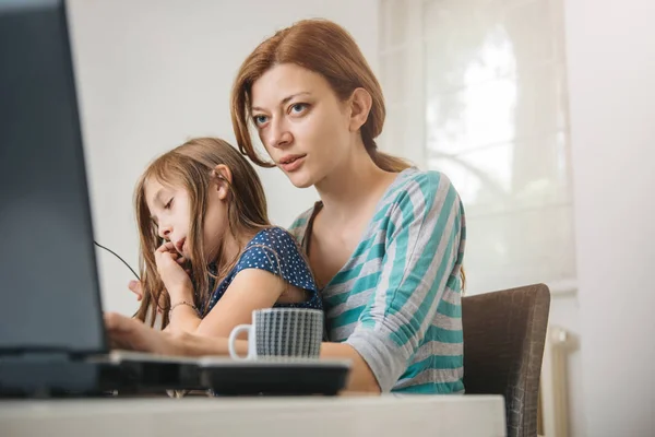 Mutter Arbeitet Hause Der Küche Mit Tochter — Stockfoto