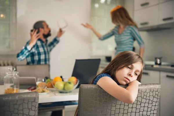 Putri Trauma Mendengarkan Orang Tua Berdebat Rumah — Stok Foto