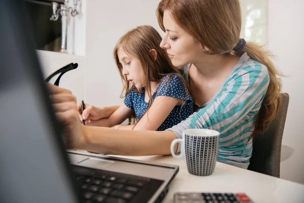 Mather Trabajando Casa Cocina Con Hija — Foto de Stock