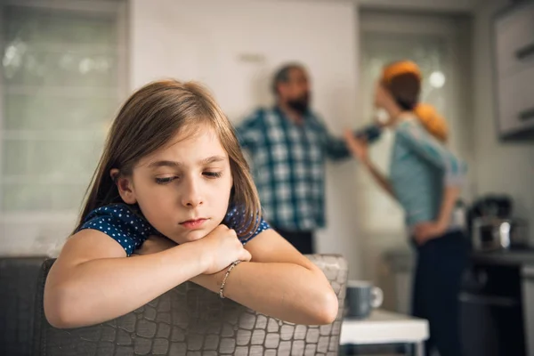 Traumatizzata Figlia Ascoltando Genitori Litigare Casa — Foto Stock