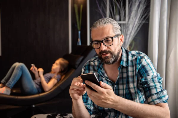 Férfi Szemüveg Szakáll Használ Szúró Telefon Otthon Háta Mögött Felesége — Stock Fotó