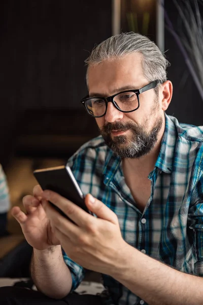 Hombre Con Gafas Barba Usando Teléfono Inteligente Casa — Foto de Stock