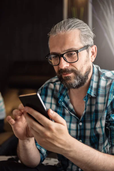 Hombre Con Gafas Barba Usando Teléfono Inteligente Casa — Foto de Stock