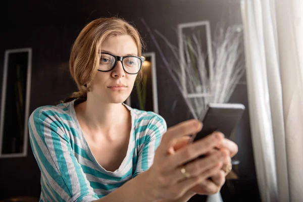 Evde Akıllı Telefon Kullanarak Gözlüklü Kadın — Stok fotoğraf