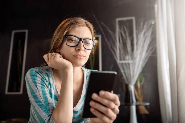 Használ Szúró Telefon Otthon Szemüveges — Stock Fotó