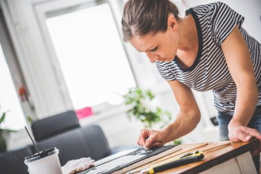 Tuval üzerine kumral paining ile kadın, o çizgileri ve mavi kot pantolon bluz giyiyor