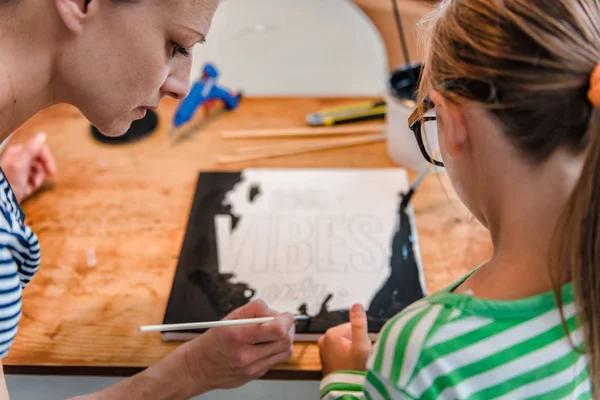 Professora Arte Ajudando Estudante Com Sua Pintura Durante Aula Arte — Fotografia de Stock