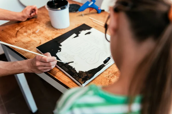 Criança Assistindo Professor Pintura Lona Durante Aula Arte — Fotografia de Stock