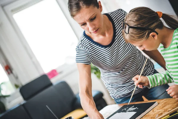 Mor Och Dotter Tillsammans Målning Duk Hemma — Stockfoto