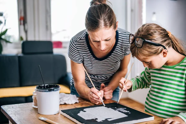Мать Дочь Вместе Рисуют Холст Дома — стоковое фото