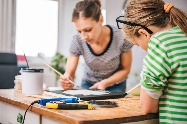 Mãe Filha Juntos Pintando Tela Casa — Fotografia de Stock