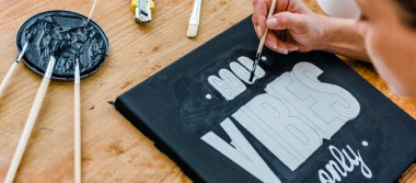 Kadın üzerinde tuval üzerine ahşap masa başındaki