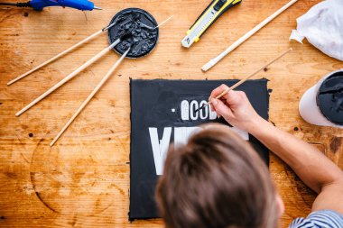 Kadın üzerinde tuval üzerine ahşap masa başındaki