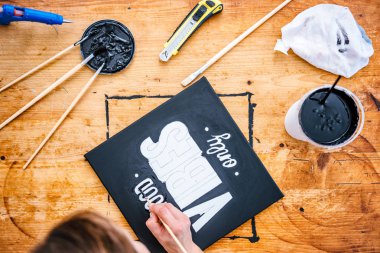 Kadın üzerinde tuval üzerine ahşap masa başındaki