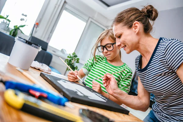 Mutter Und Tochter Malen Gemeinsam Leinwand Hause — Stockfoto