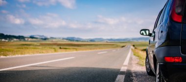 Araba yolun ufuk ile