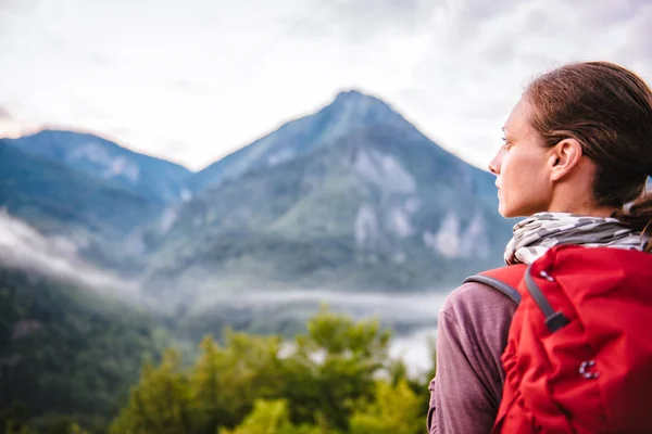 Woman Red Backpack Standing Mountain Looking Sideways — Stock Photo, Image