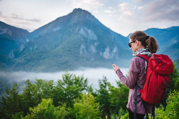 Žena Červeným Batohem Turistiku Horách Pomocí Chytrého Telefonu — Stock fotografie