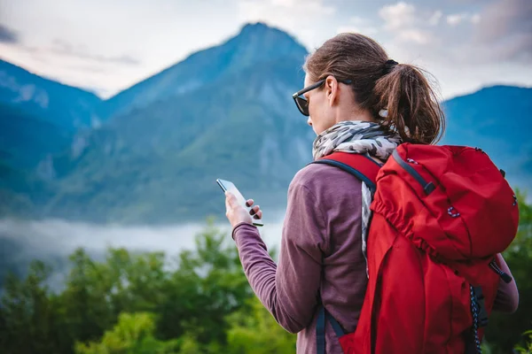 Woman Red Backpack Hiking Mountain Using Smart Phone — Stock Photo, Image