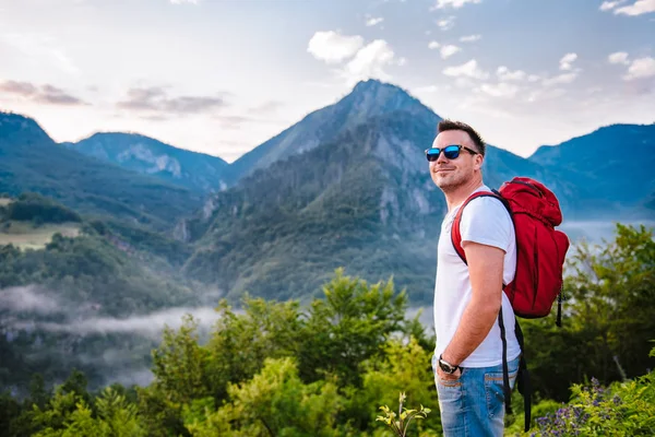 Muž Červeným Batohem Turistiky Hoře Těší Sunrise — Stock fotografie