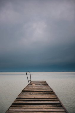 Yaz fırtınalı havalarda eski ahşap dock