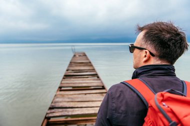 Bir nehir iskelede duran ve yana doğru seyir adam