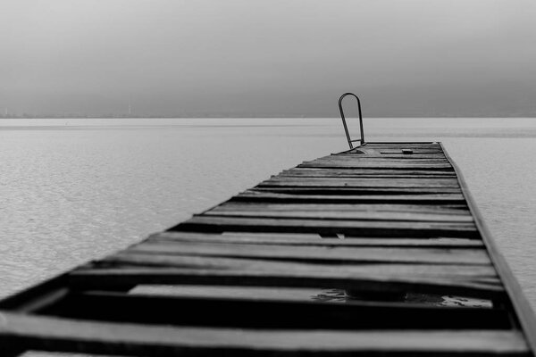 Черно-белая фотография старого деревянного дока
