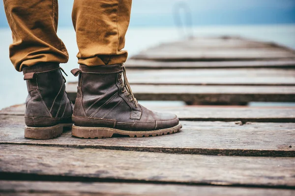 Cerca Del Hombre Pie Muelle Con Botas Cuero —  Fotos de Stock